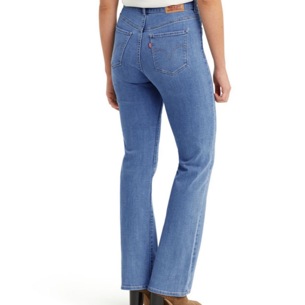 NWOT Levis Classic Boot Cut Jeans